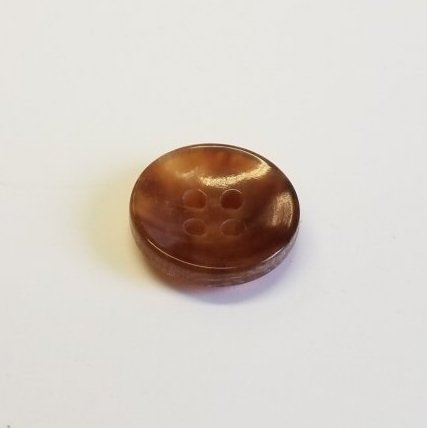 Büffelhornknopf 64: dunkler Bernstein – 15 mm