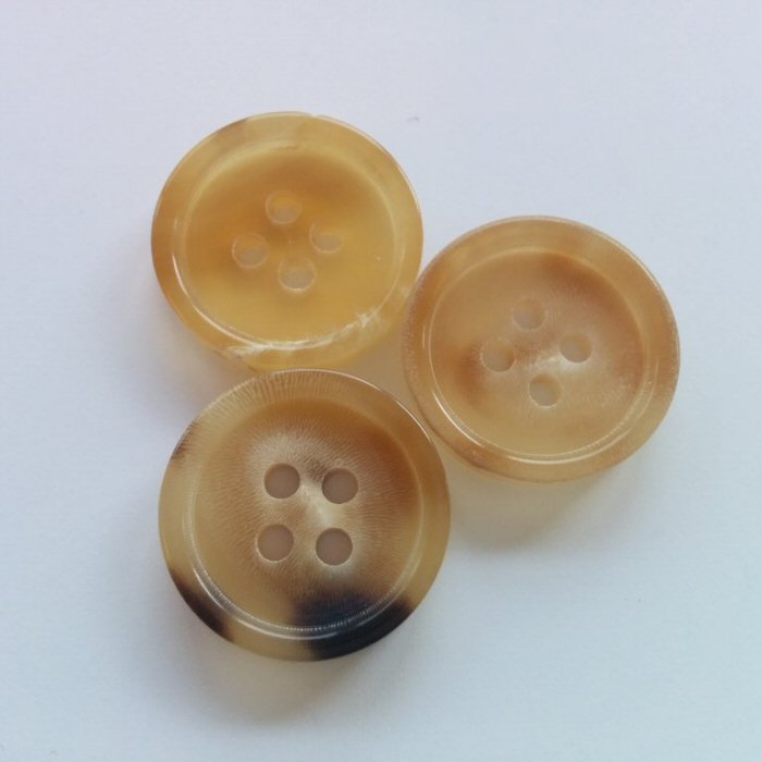 Büffelhornknopf 34: Blond – 17 mm