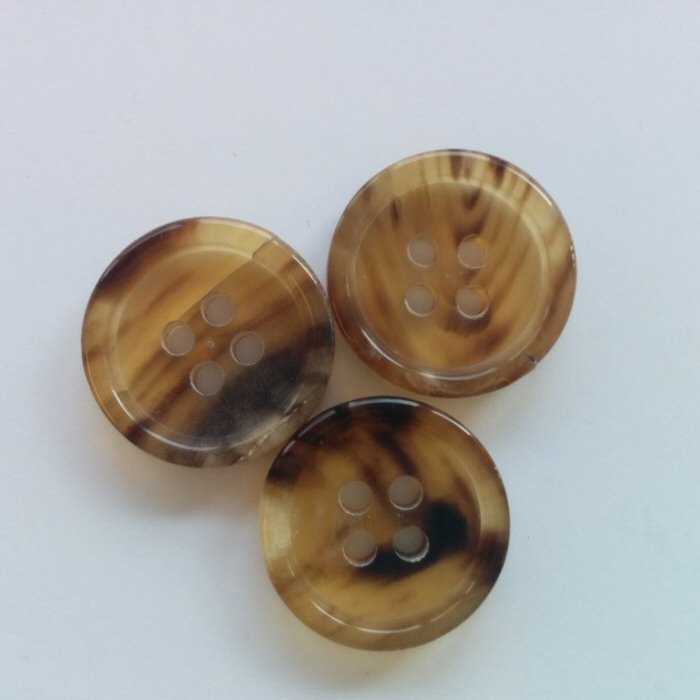 Büffelhornknopf 36: Hellbraun meliert – 15 mm