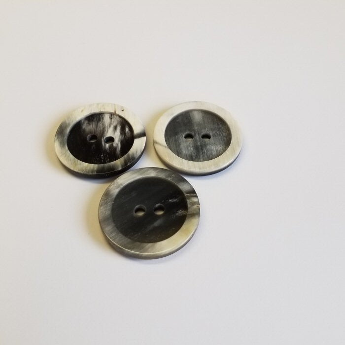 Büffelhornknopf 1: Schwarz & Weiß – 20 mm