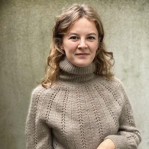 Med Bregne Sweater får du garn og Knitting for Olive-mønster til en elegant hverdagssweater. I denne version er lammeuld skiftet ud med 100% babyalpaca, som giver en flot blankhed. Vi strikker Bregne Sweater i 2 tråde Garna Alba - en blank og blød babyalpaca fra Peru i den allerbedste kvalitet, sammen med 1 tråd Garna Cava - en blød og dunet silkemohair fra Italien i den allerbedste kvalitet, med et fiberindhold på 73% superkid mohair og 27% morbærsilke.