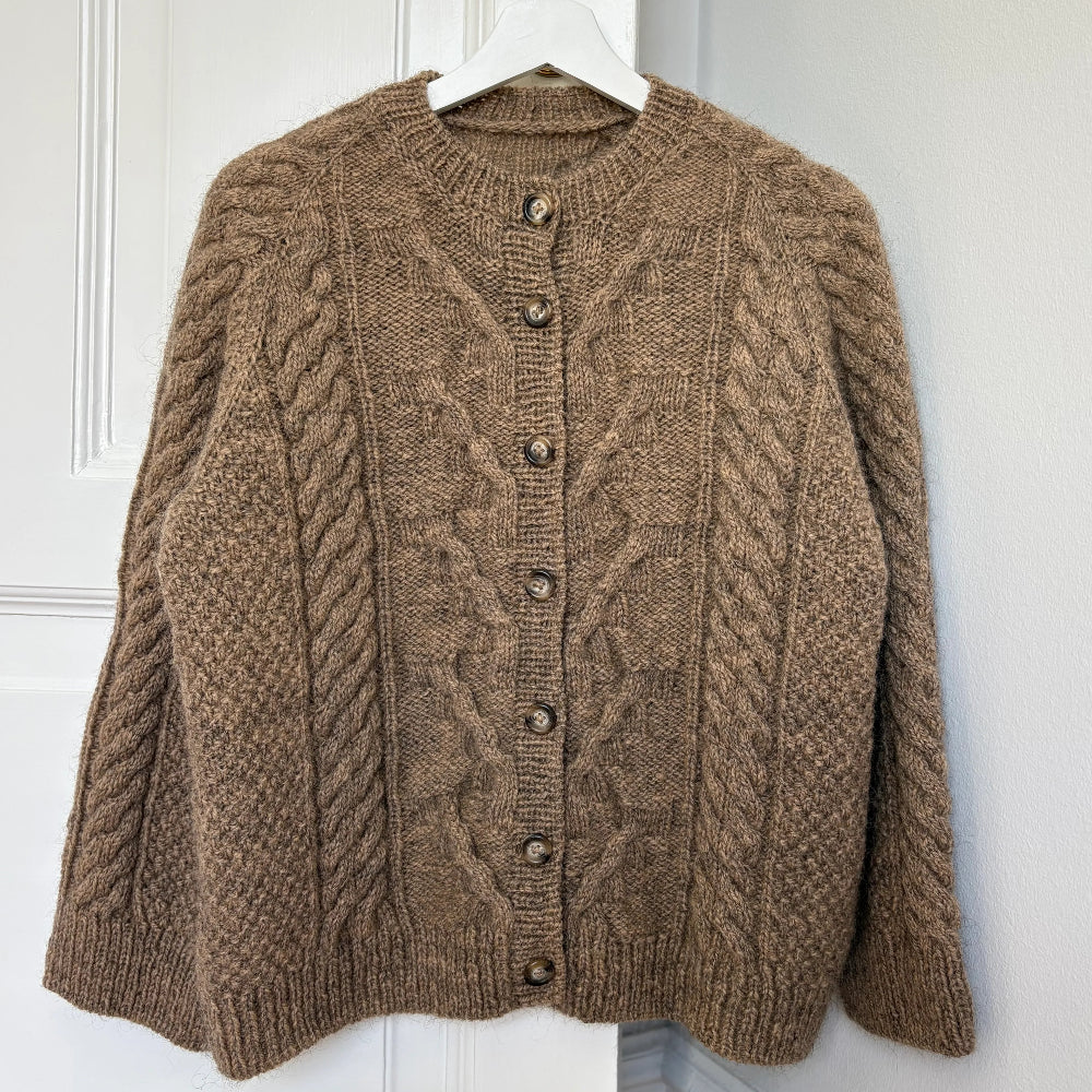 Cable Joy Cardigan Lenes Knitwear - Garnset (ohne Anleitung)