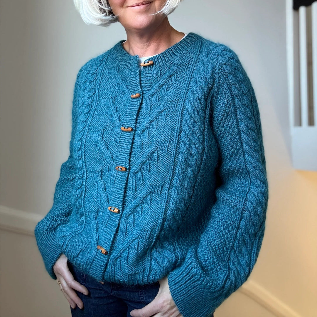 Cable Joy Cardigan Lenes Knitwear - Garnset (ohne Anleitung)