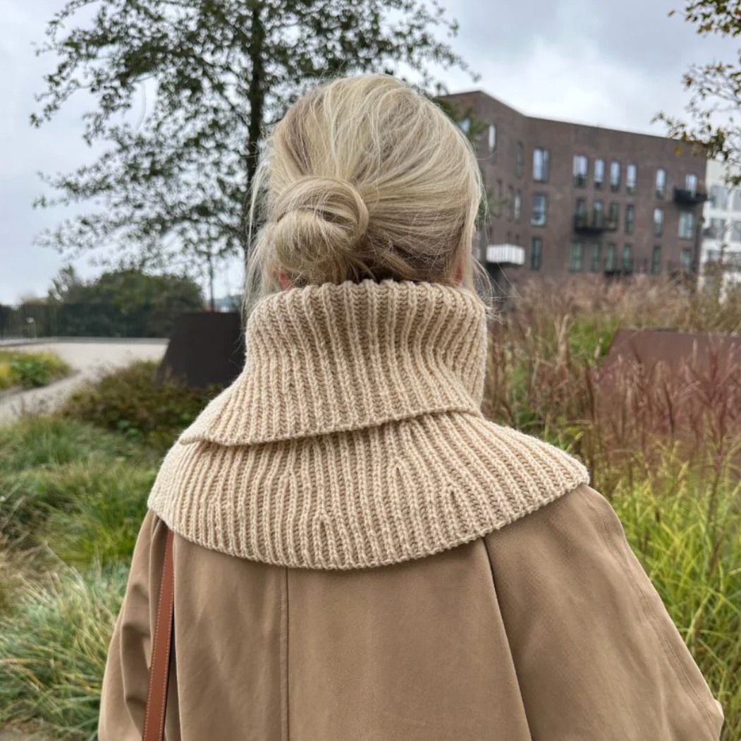 November Neck PetiteKnit – Strickset