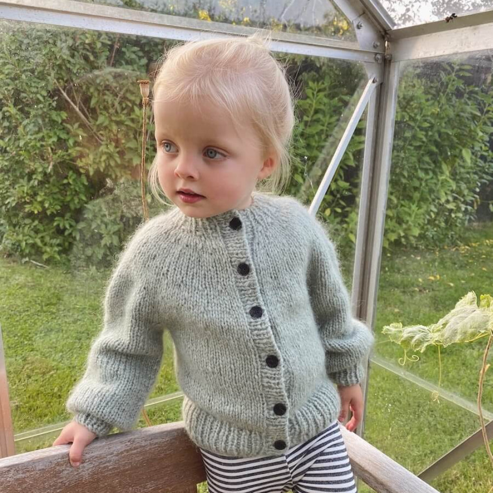 Novice Cardigan Mini - Chunky Edition PetiteKnit - Strickset