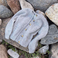 Novice Cardigan – Chunky Edition PetiteKnit – Strickpaket Baby Suri Alpaca
