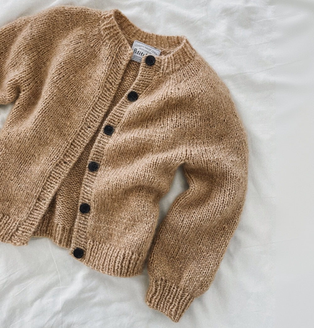 Novice Cardigan Junior - Chunky Edition PetiteKnit – Strickset