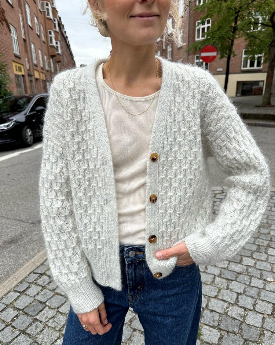 Jenny Jacket V-neck PetiteKnit – Strickpaket