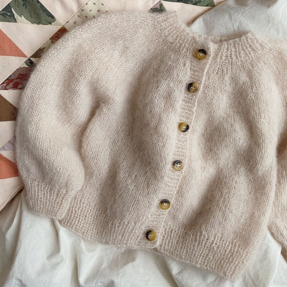 Novice Cardigan Mini - Mohair Edition PetiteKnit - Strickpaket