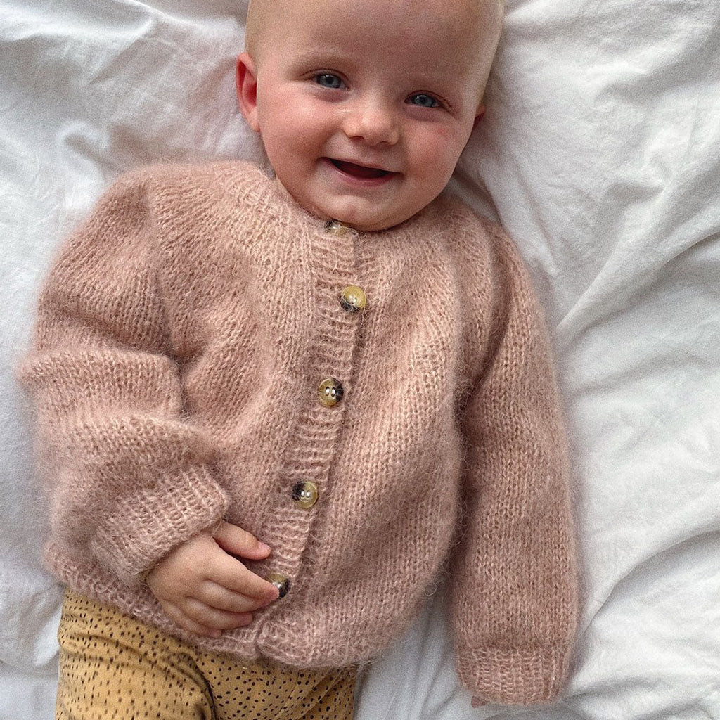 Novice Cardigan Mini - Mohair Edition PetiteKnit - Strickpaket