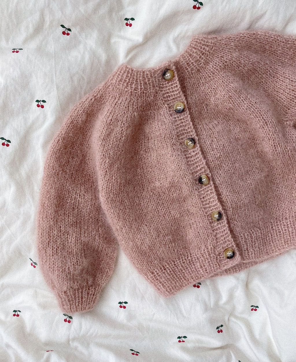 Novice Cardigan Mini - Mohair Edition PetiteKnit - Strickpaket