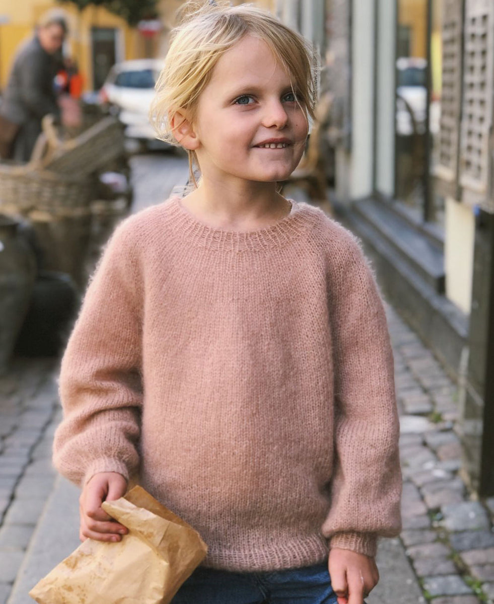Novice Sweater Junior - Mohair Edition PetiteKnit - Strickpaket – GARNA Novice Sweater Junior - Mohair Edition PetiteKnit - Strickpaket – GARNA
