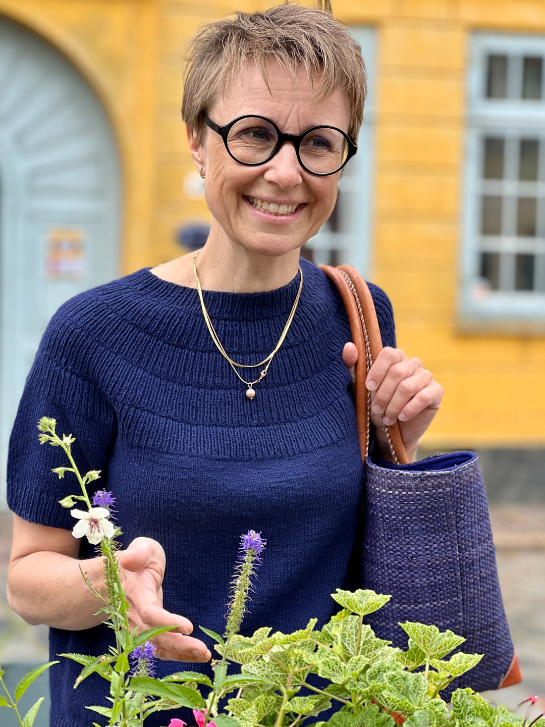 Med Anker Tee Strikkekit får du garn og PetiteKnit-mønster til den fine sommer t-shirt med et flot klassisk bærestykke.    Vi strikker Anker Tee i 1 tråd Garna Nobilis  - en blød lammeuld fra Skotland i den allerbedste kvalitet, 100% superfine lammeuld.   Størrelser: XS (S) M (L) XL (2XL) 3XL (4XL) 5 XL